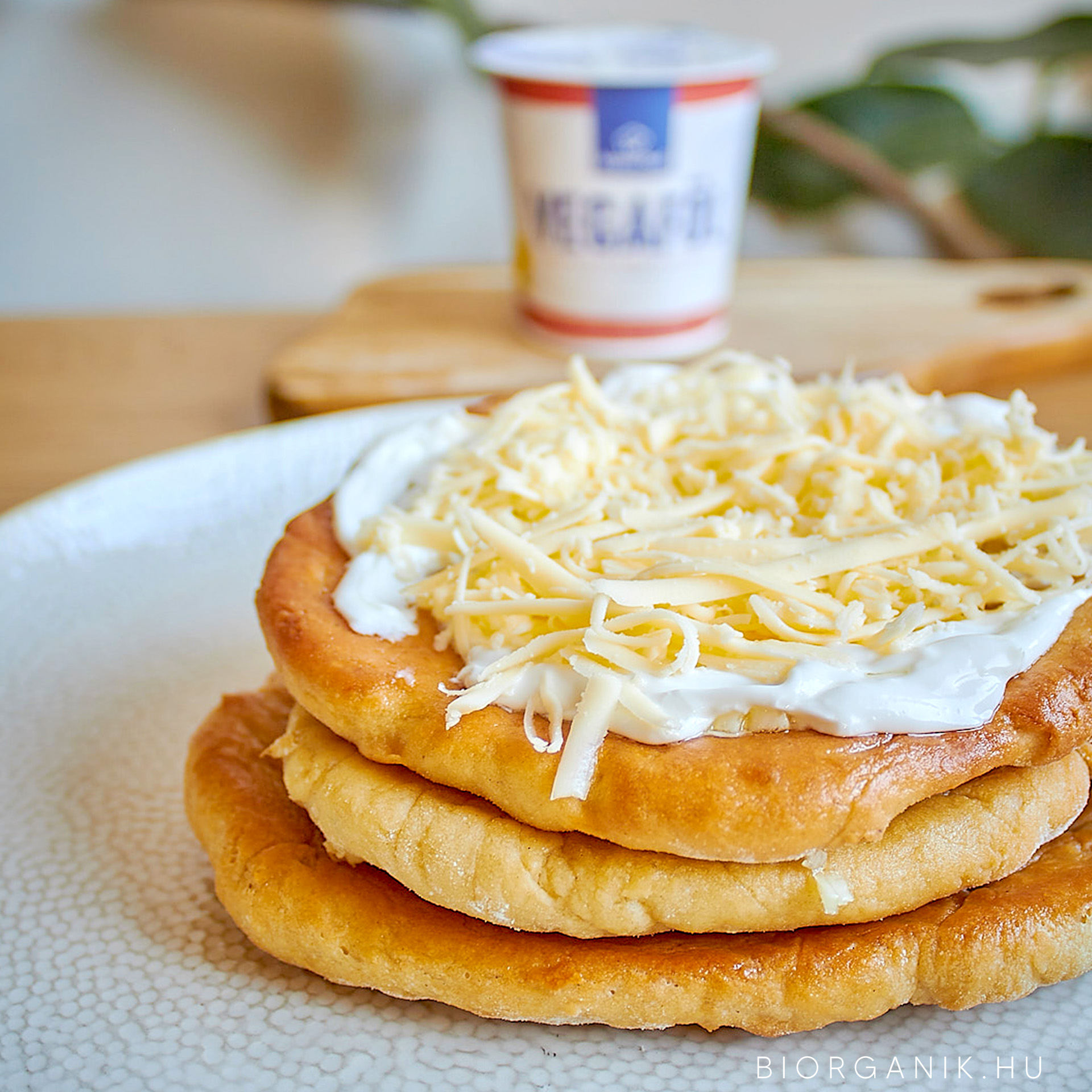 Sütőben sült sajtos-tejfölös lángos